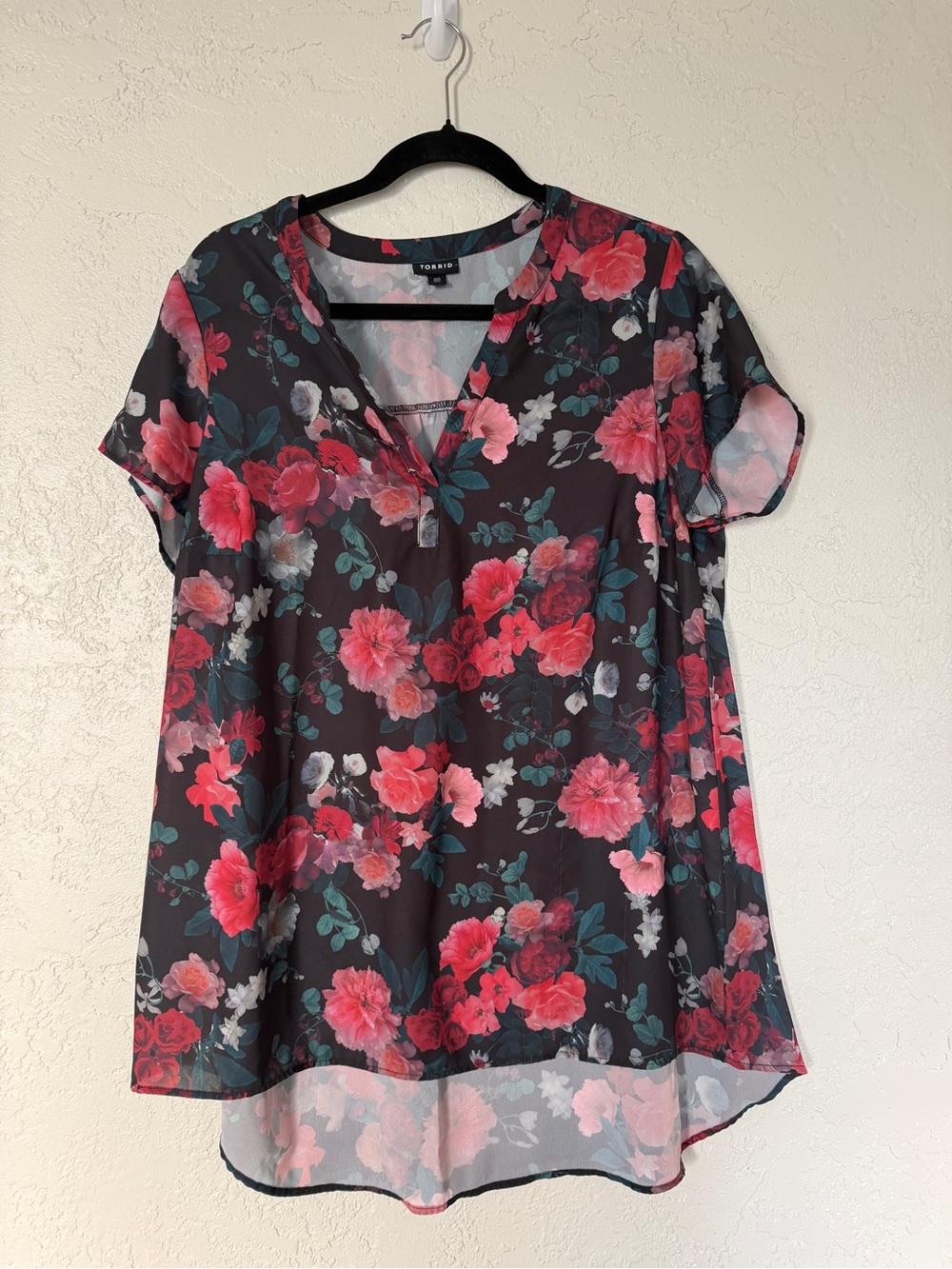 TORRID Black Floral V-Neck Short Sleeve Flowy, Tunic Blouse - 00